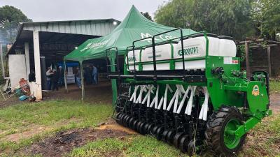 Prefeitura de Laranjeiras do Sul entrega equipamento agrícola para a comunidade do Rincão Grande
